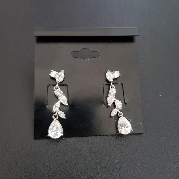 Cubic zirconia dangle earrings - Picture 1 of 2